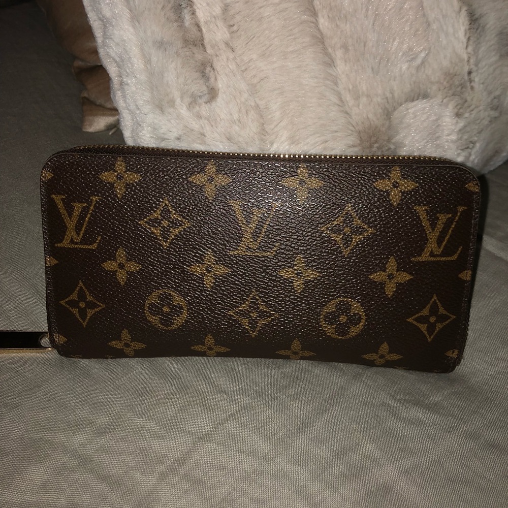 AUTHENTIC Louis Vuitton Zippy Wallet